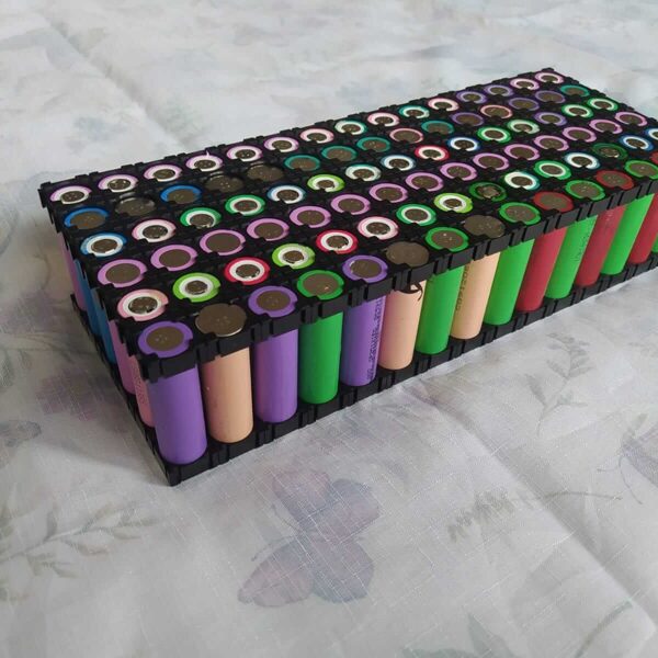 akumulators enerģijas uzglabāšanai sānskats